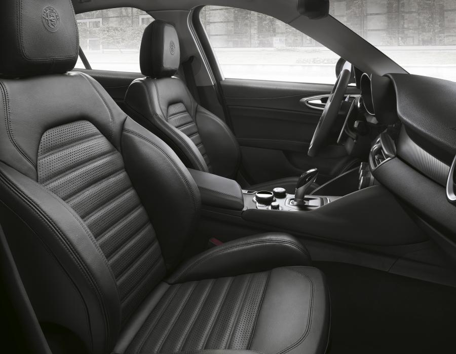 Интерьер Alfa Romeo Giulia Veloce Q4 (952) 2016 года  (фото 7 из 45)